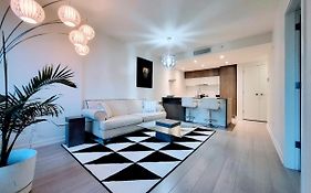 Your Perfect Escape - Modern Landmark Condo In Downtown Calgary - Free Parking- Premium Location