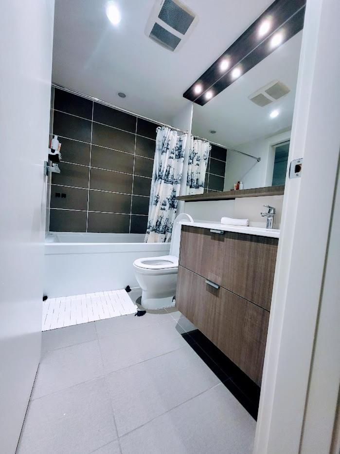 Your Perfect Escape - Modern Landmark Condo In Downtown Calgary - Free Parking- Premium Location Exterior photo