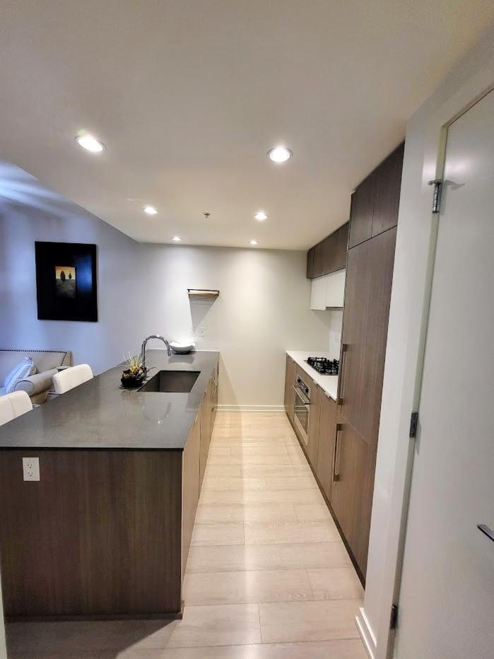 Your Perfect Escape - Modern Landmark Condo In Downtown Calgary - Free Parking- Premium Location Exterior photo