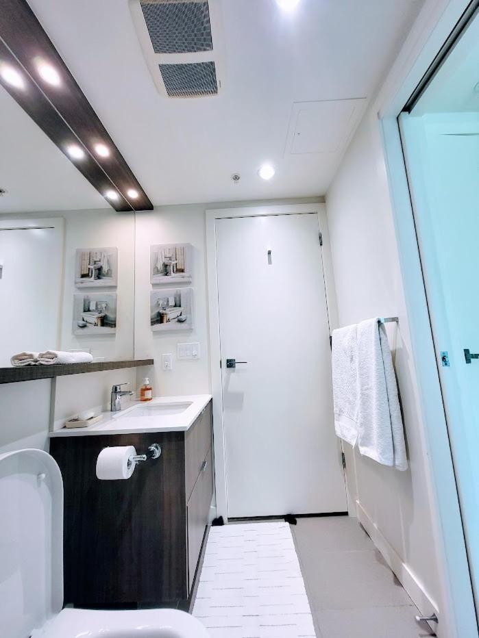Your Perfect Escape - Modern Landmark Condo In Downtown Calgary - Free Parking- Premium Location Exterior photo