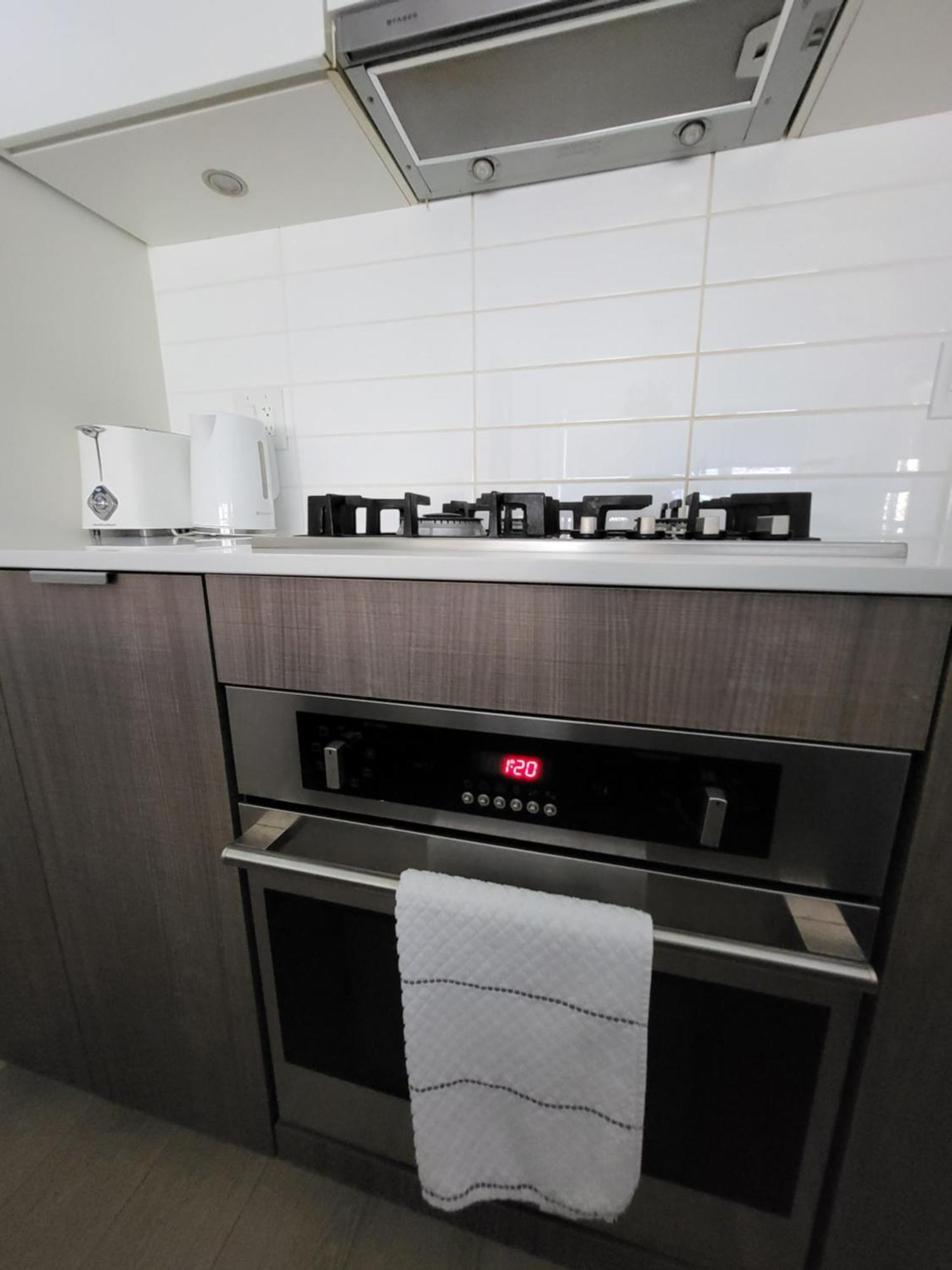 Your Perfect Escape - Modern Landmark Condo In Downtown Calgary - Free Parking- Premium Location Exterior photo