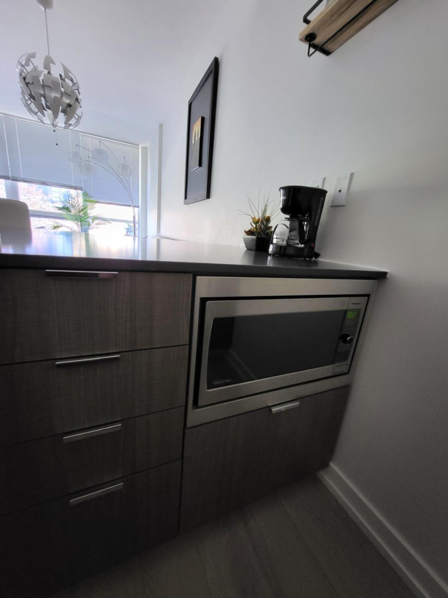 Your Perfect Escape - Modern Landmark Condo In Downtown Calgary - Free Parking- Premium Location Exterior photo